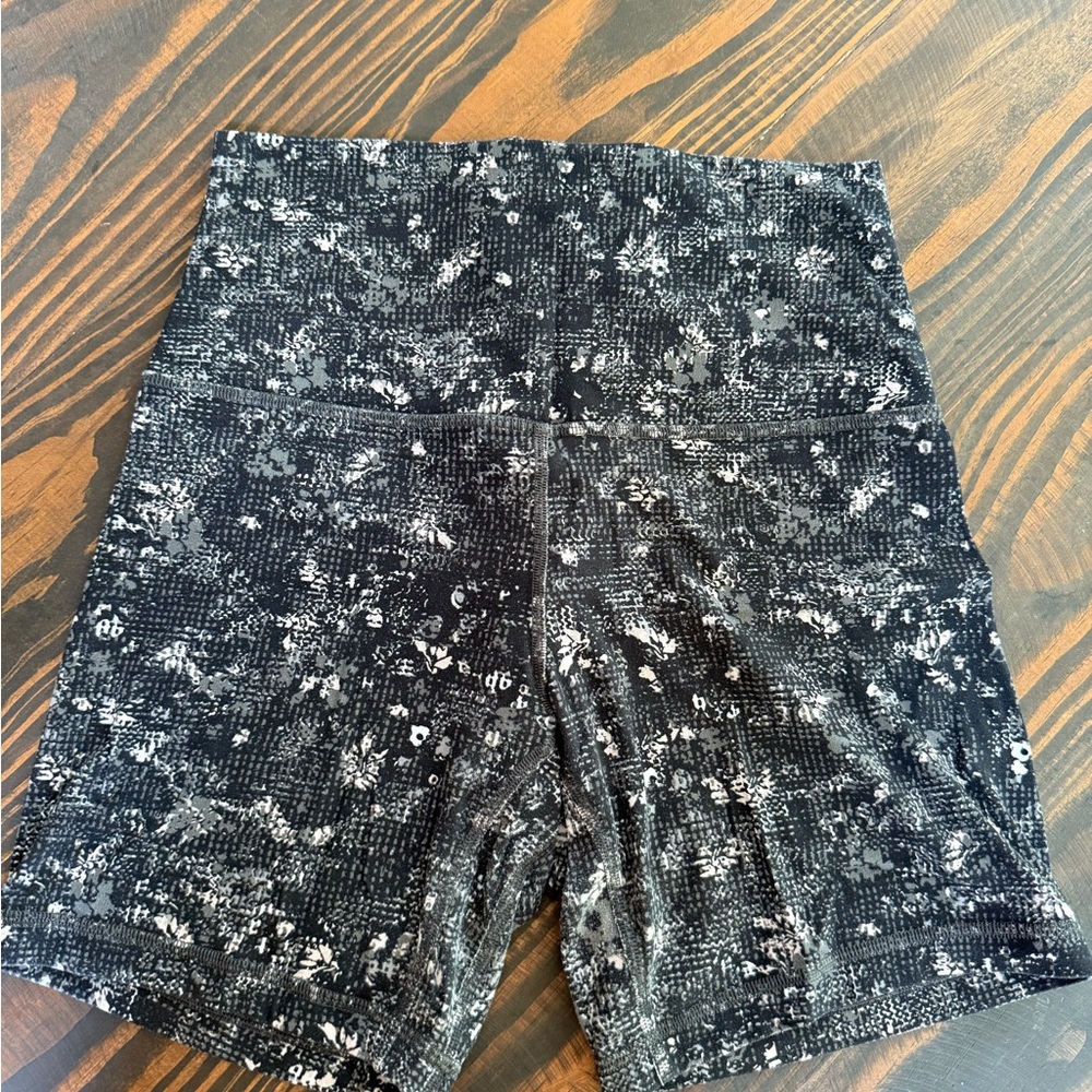 Lululemon Athletica Align Black and White Shorts- Size 6- 6” inseam